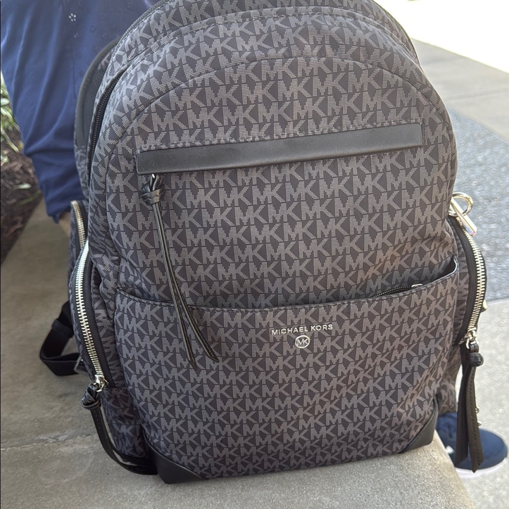 Michael Kors Black Backpack for women’s
Like new condition  used once.